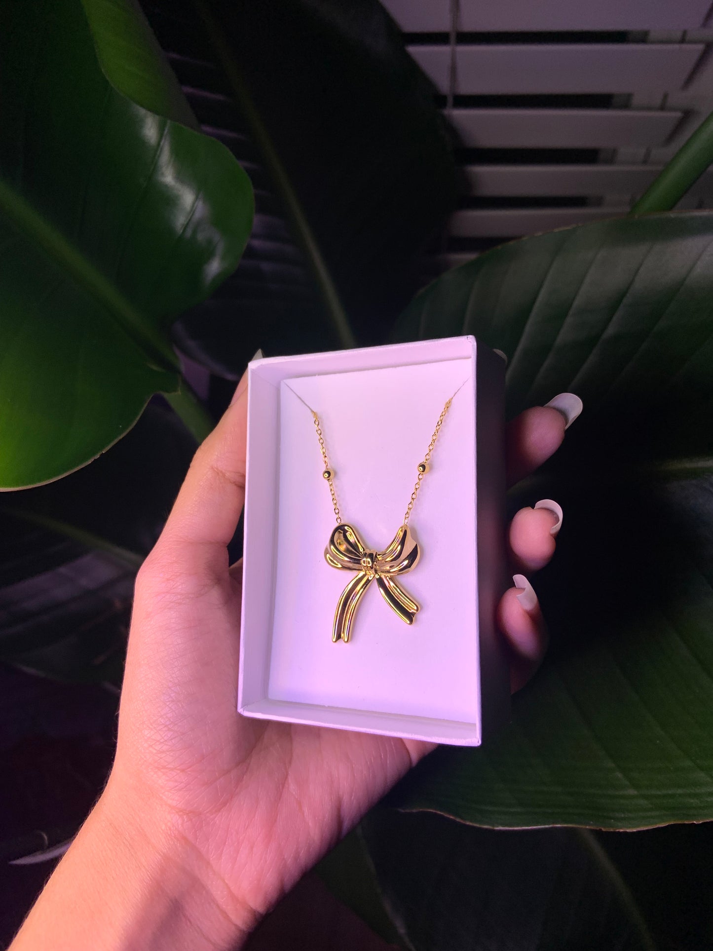 Large gold bow necklace